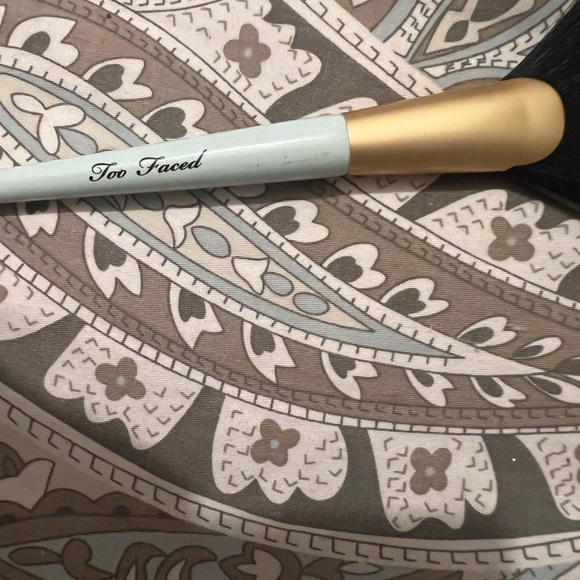 Too Faced Mr. Chiseled Contour Brush -
Limited Edition- - Picture 4 of 4